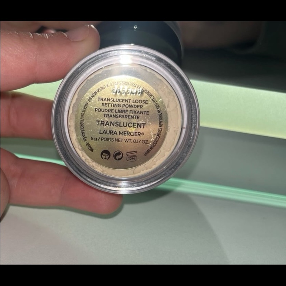 Laura Mercier Translucent Loose Setting Powder - Picture 3 of 3